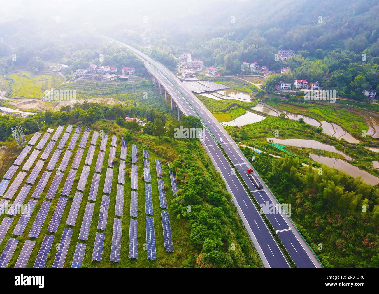 ANQING, CHINE - 25 MAI 2023 - On voit des collines vertes, des routes et des panneaux photovoltaïques solaires dans le village de Tengyun, la ville d'Anqing, la province d'Anhui, en Chine, au 2 mai Banque D'Images