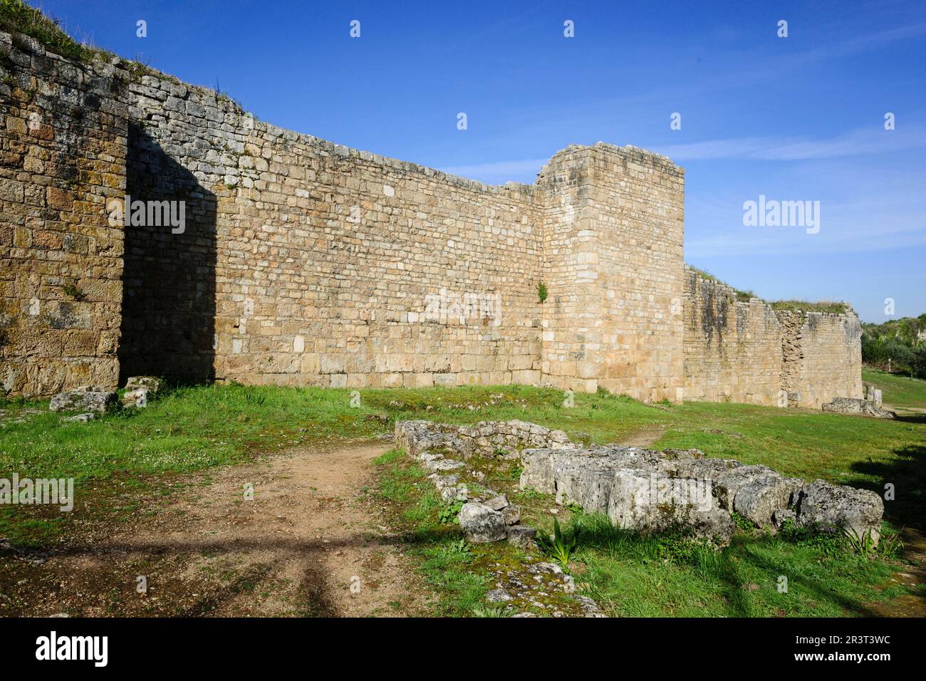 Muralla alto imperial, remodelada por Flavio Trajanea en el siglo I, Conimbriga, ciudad del Conventus Scallabitanus, provincia romana de Lusitania, cerca de Condeixa-a-Nova, district de Coimbra, Portugal, Europa. Banque D'Images