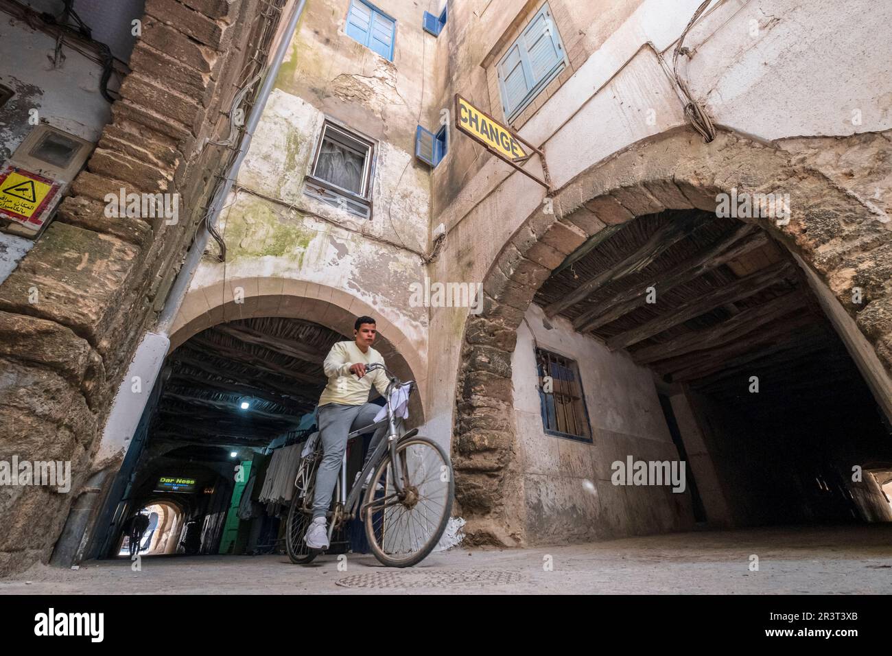 Garçon sur un vélo traversant Skala de la Kasbah, Essaouira, maroc, afrique. Banque D'Images