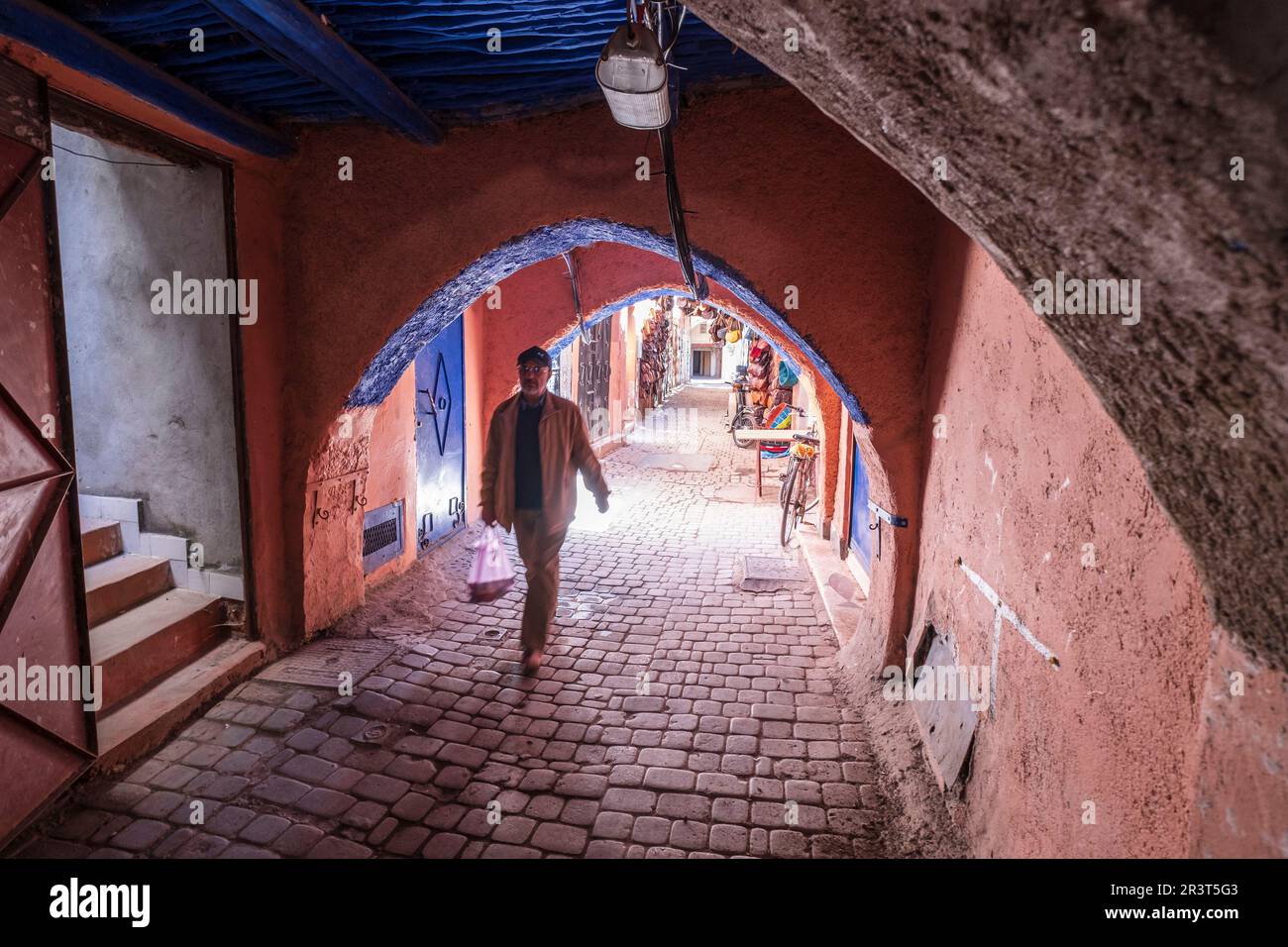allée ombragée dans le souk, marrakech, maroc, afrique. Banque D'Images