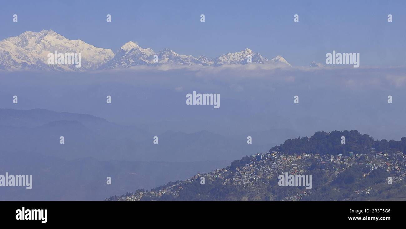 magnifique station darjeeling et vue panoramique sur le mont kangchenjunga, le plus haut sommet du monde en 3rd. montagnes de l'himalaya enneigées, inde Banque D'Images