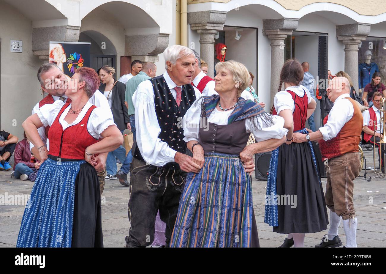 Linz, Autriche. 20th mai 2023. Les hommes et les femmes en costumes nationaux dansent sur la place principale (Hauptplatz). Crédit : SOPA Images Limited/Alamy Live News Banque D'Images