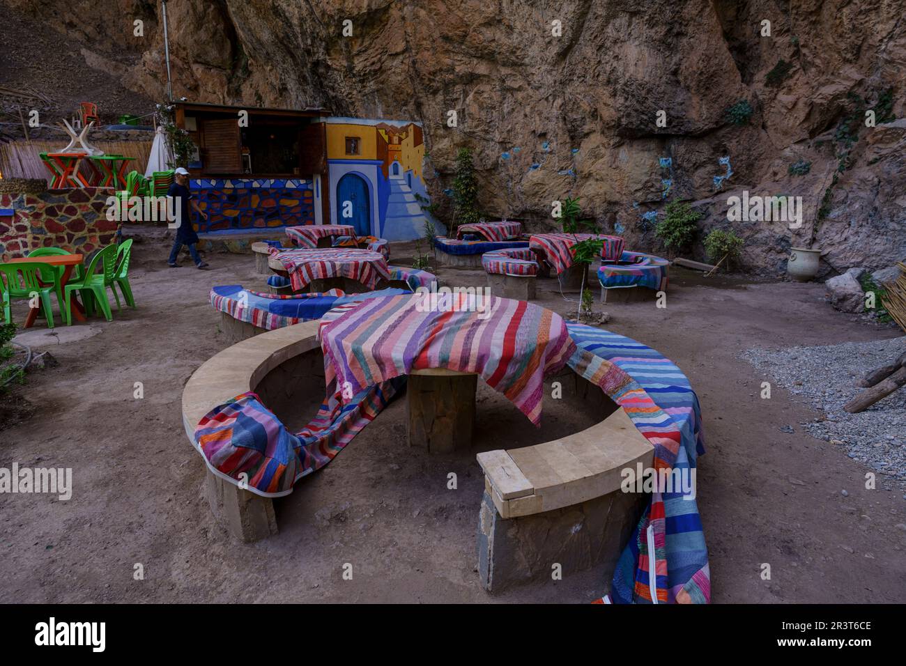 restaurant en bord de rivière, God's Bridge, Akchour, Parc naturel de Talassemtane, région de Rif, maroc, afrique. Banque D'Images