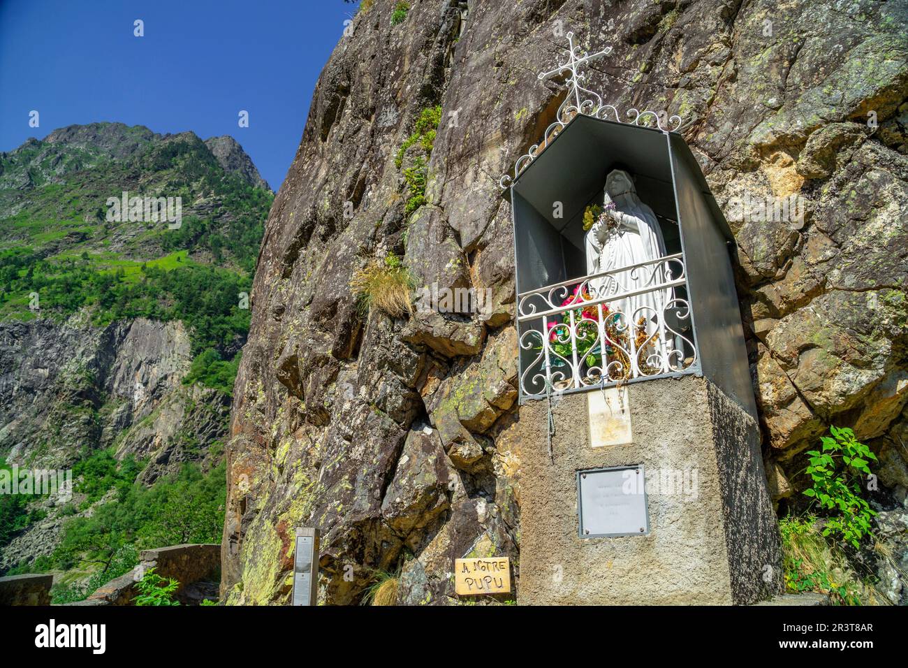 Santete, Capilla de Nuestra Senñora de la Garde, sendero de les gorges de Clarabide, cordillera de los Pirineos, France. Banque D'Images