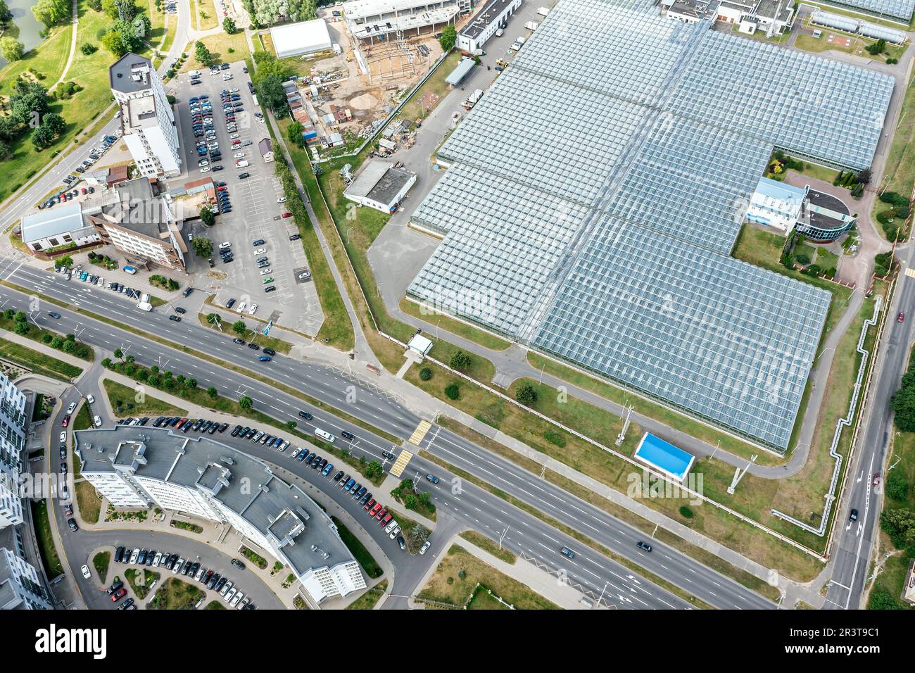 serres agricoles industrielles pour la culture de légumes. vue aérienne sur le paysage urbain le jour de l'été. Banque D'Images