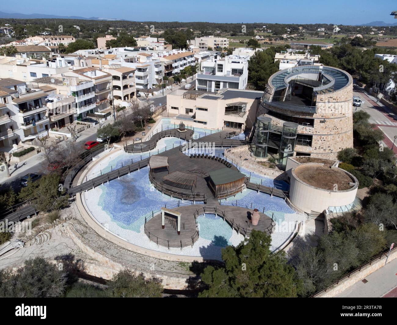 Centre d'interprétation de Cabrera, vue sur le bâtiment et piscines, Colònia de Sant Jordi, ses Salines, Majorque, Iles Baléares, Espagne. Banque D'Images