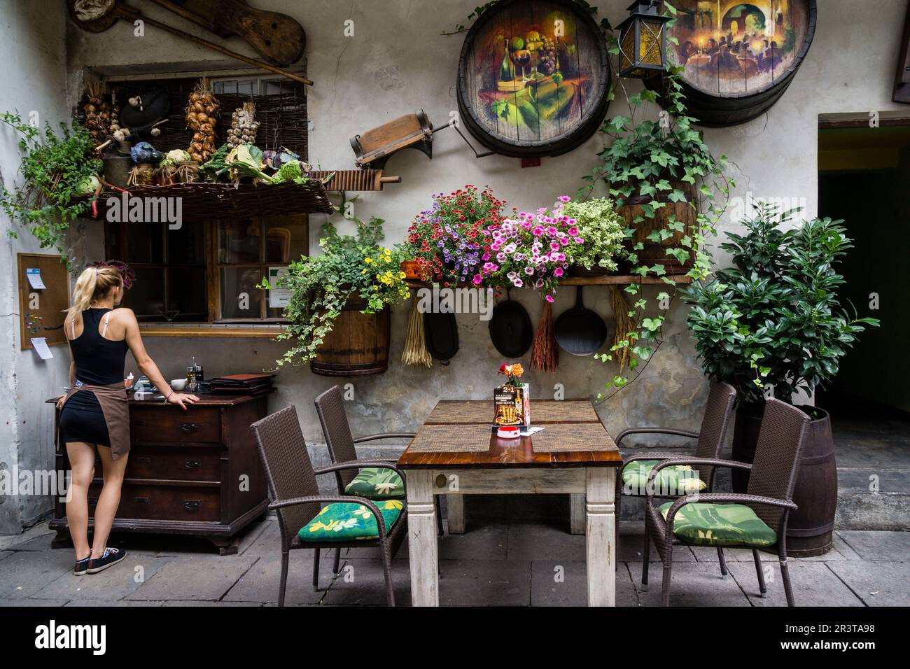 restaurante en el núcleo médiéval de Kazimierz, centro histórico de los judíos, Cracovie, Polonia, europe orientale. Banque D'Images