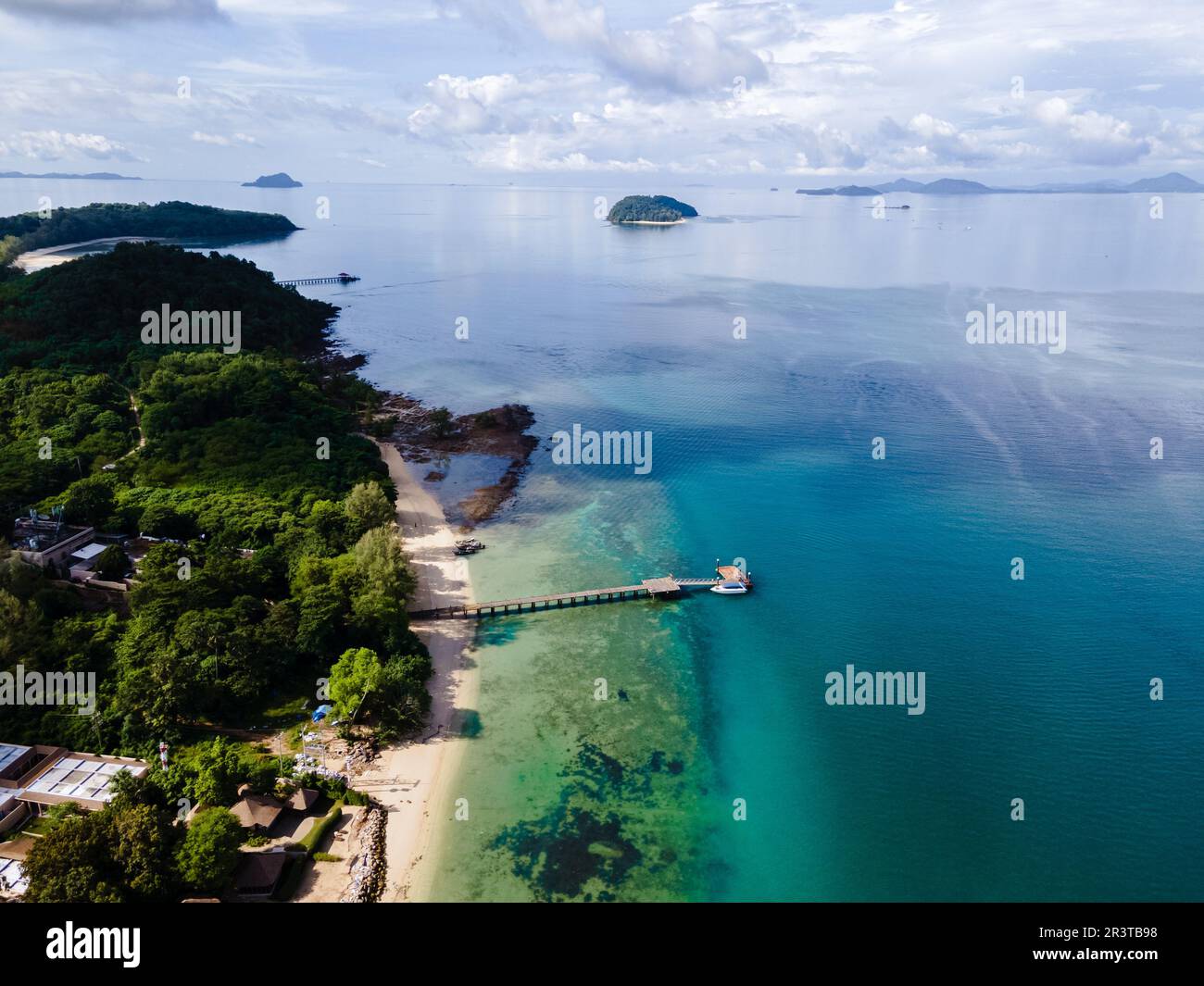 Vue aérienne depuis un drone sur une plage tropicale à Puket en Thaïlande Banque D'Images
