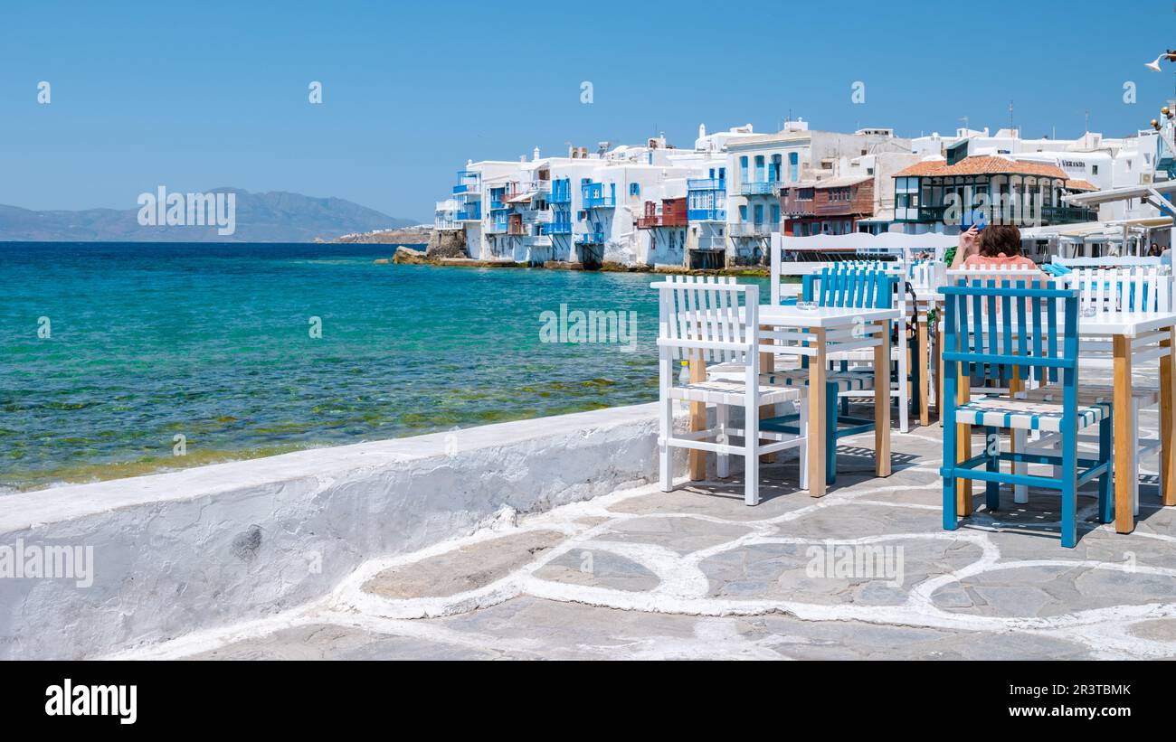 Village grec de Mykonos en Grèce, rues colorées du village de Mikonos par une journée ensoleillée Banque D'Images Village grec de Mykonos en Grèce, rues colorées du village de Mikonos par une journée ensoleillée Banque D'Images