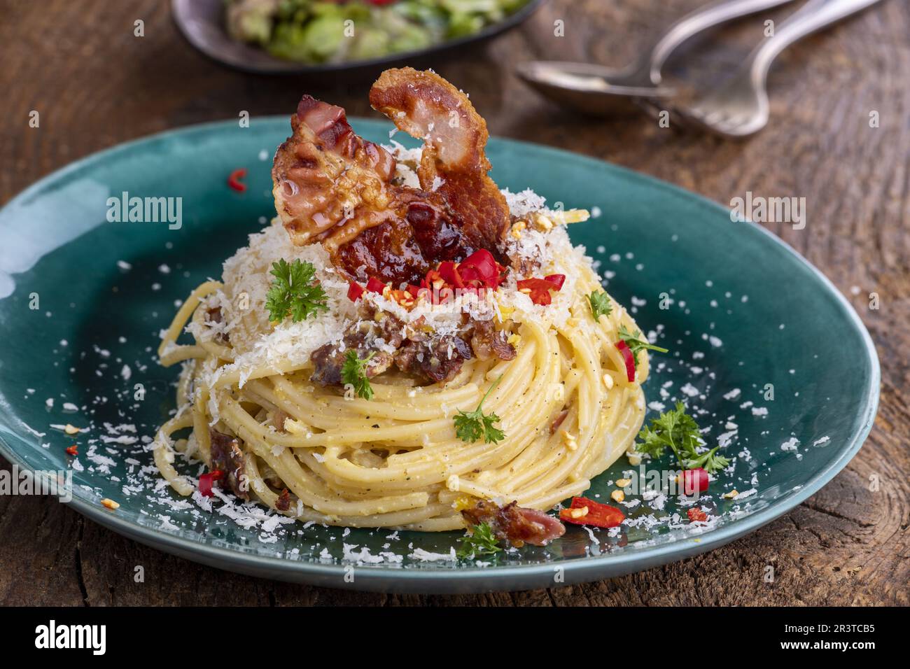Spaghetti carbonara avec salade sur bois Banque D'Images