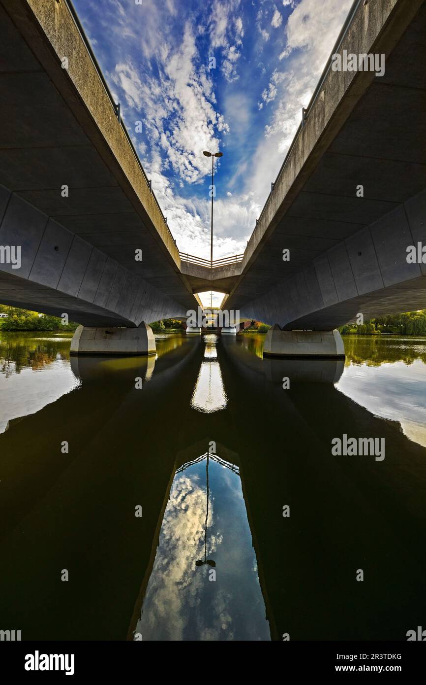 Pont de la B 54 au-dessus de l'Aasee, Muenster, Rhénanie-du-Nord-Westphalie, Allemagne, Europe Banque D'Images