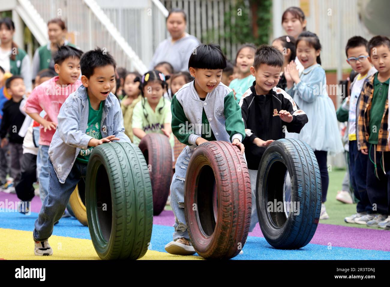 Zaozhuang, Chine. 25th mai 2023. ZAOZHUANG, CHINE - le 25 MAI 2023 - les  enfants participent à un concours de pneus à roulettes dans une école  maternelle pour accueillir la Journée internationale