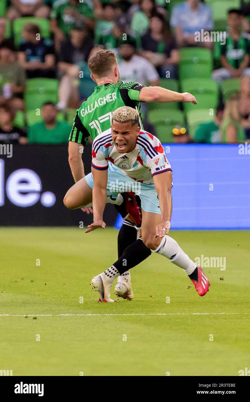 AUSTIN, TX - MAY 24: Chicago Fire defender Miguel Ángel Navarro (6) collides with Austin FC forward Jon Gallagher (17) during the Lamar Hunt US Open Cup Round of 16 match between the Austin FC and Chicago Fire on May 24, 2023, at Q2 Stadium in Austin, TX. (Photo by David Buono/Icon Sportswire) (Icon Sportswire via AP Images) Banque D'Images