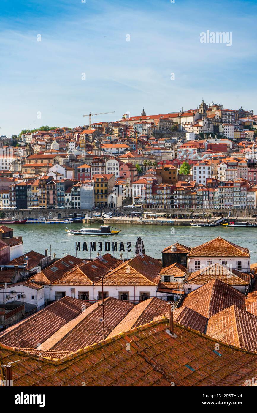 Vue panoramique sur Porto et Gaia avec le fleuve Douro, vue aérienne, mondialement connu pour son bon vin, Porto, Portugal Banque D'Images