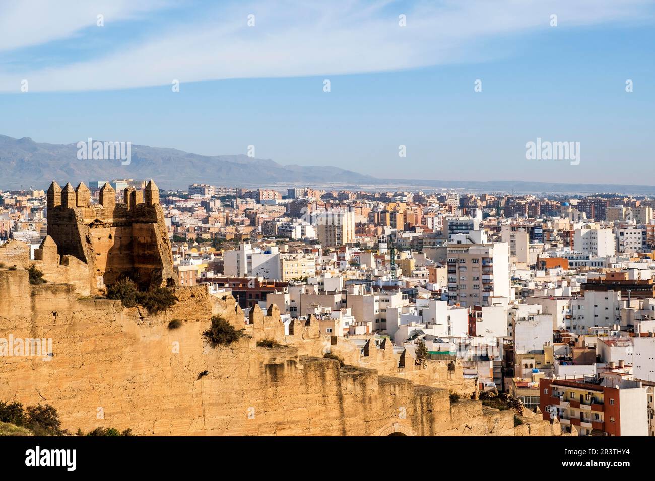 Vue imprenable sur le bâtiment historique, Almeria musulman (Almeria musulmana) (mur) (San Cristobal statuu) (Rey Jayran), établi pour des films célèbres comme James Banque D'Images