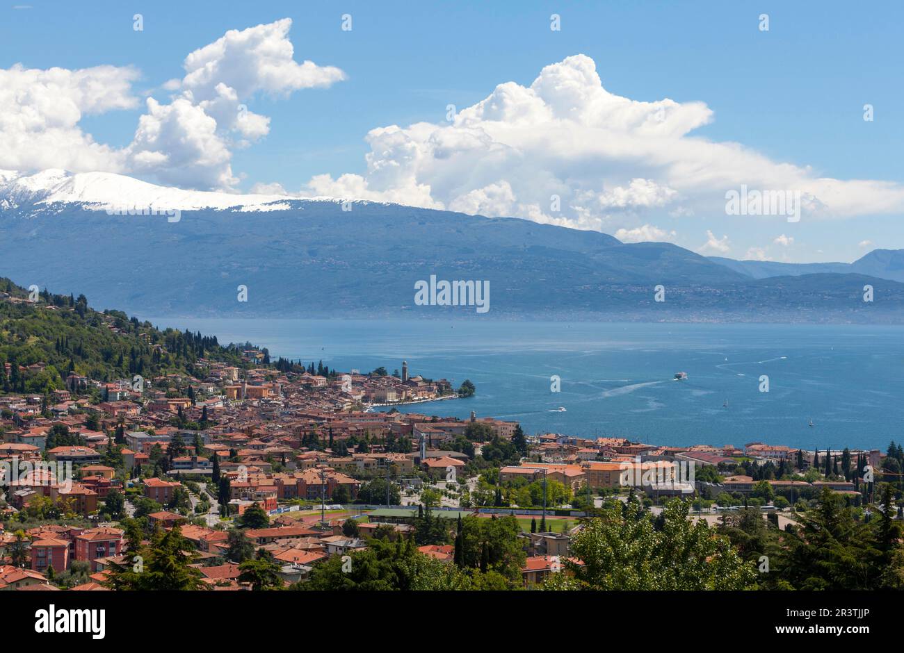 Vue sur le lac de Garde et le village de San Felice del Benaco Banque D'Images
