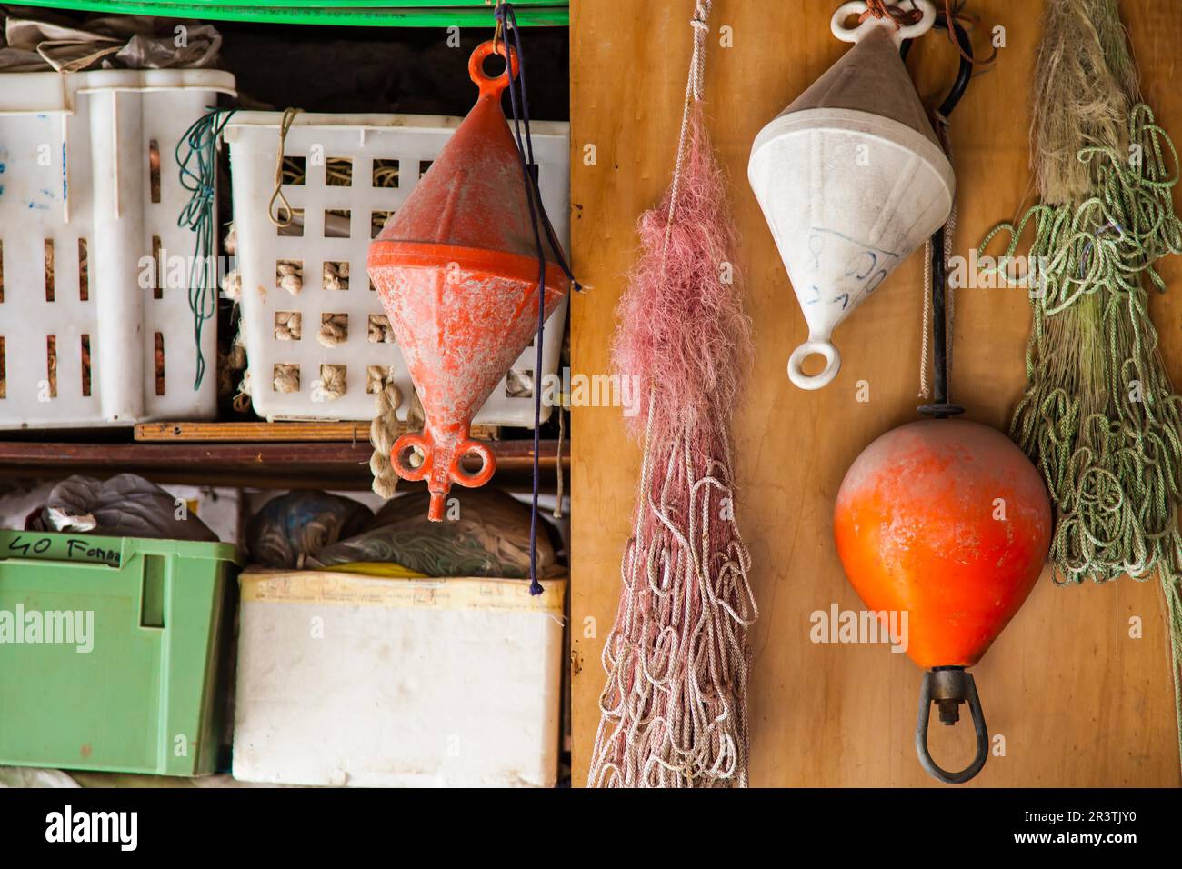 Détail des filets de pêche et des outils de travail à Lago Maggiore, Italie Banque D'Images