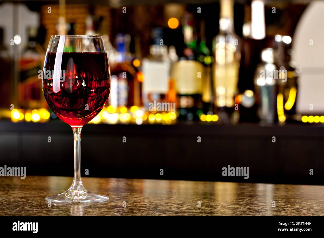 Verre à vin sur le fond du bar Photo Stock - Alamy