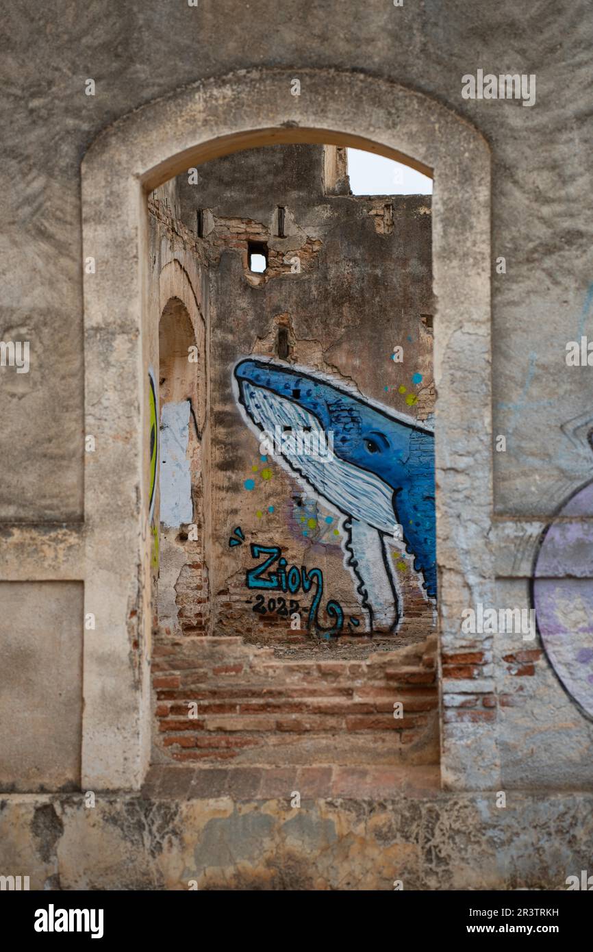 Lieu perdu, graffiti à la baleine, ruines d'une fabrique de sucre, Fabrica de Maro, Nerja, Espagne Banque D'Images