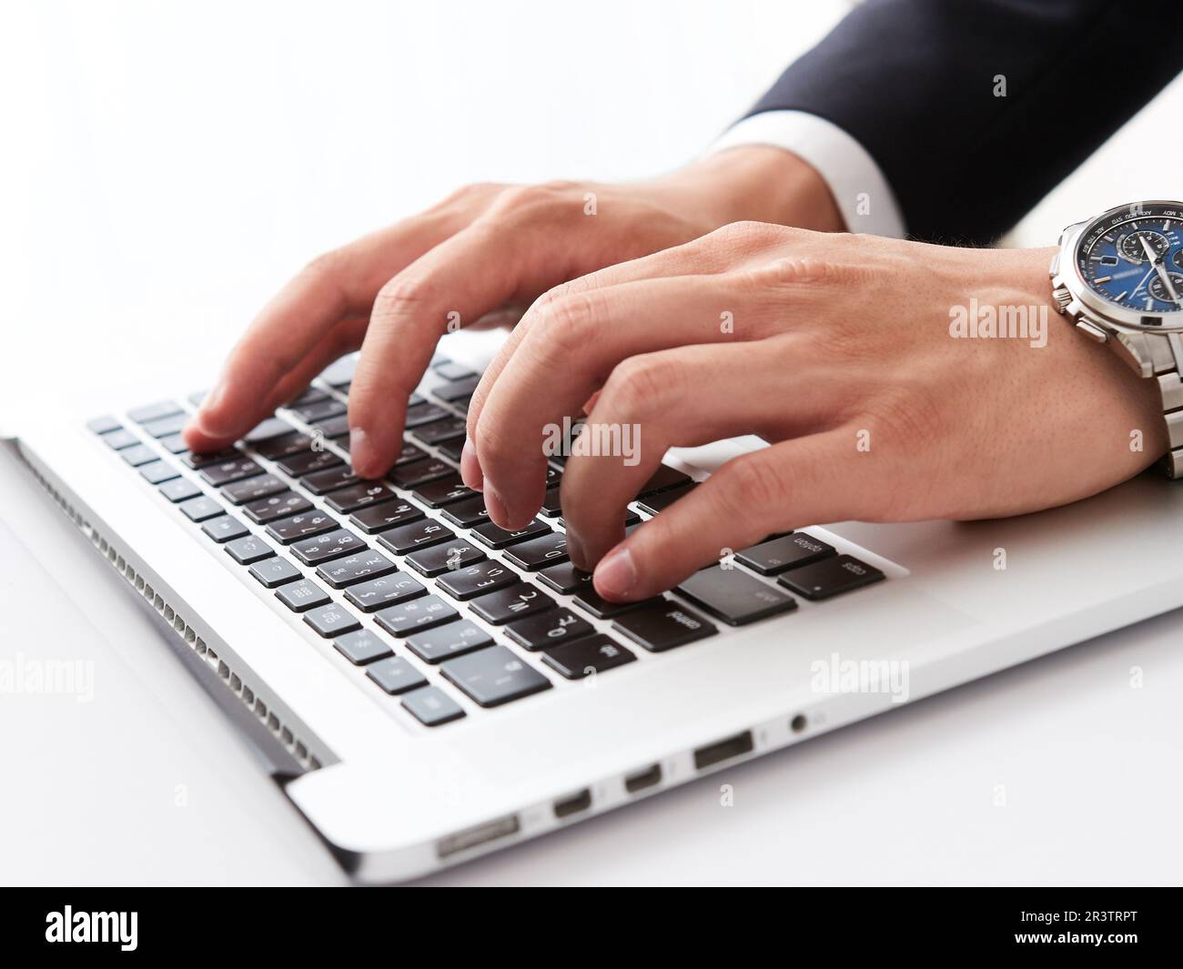 Homme d'affaires japonais exploitant un ordinateur personnel Banque D'Images