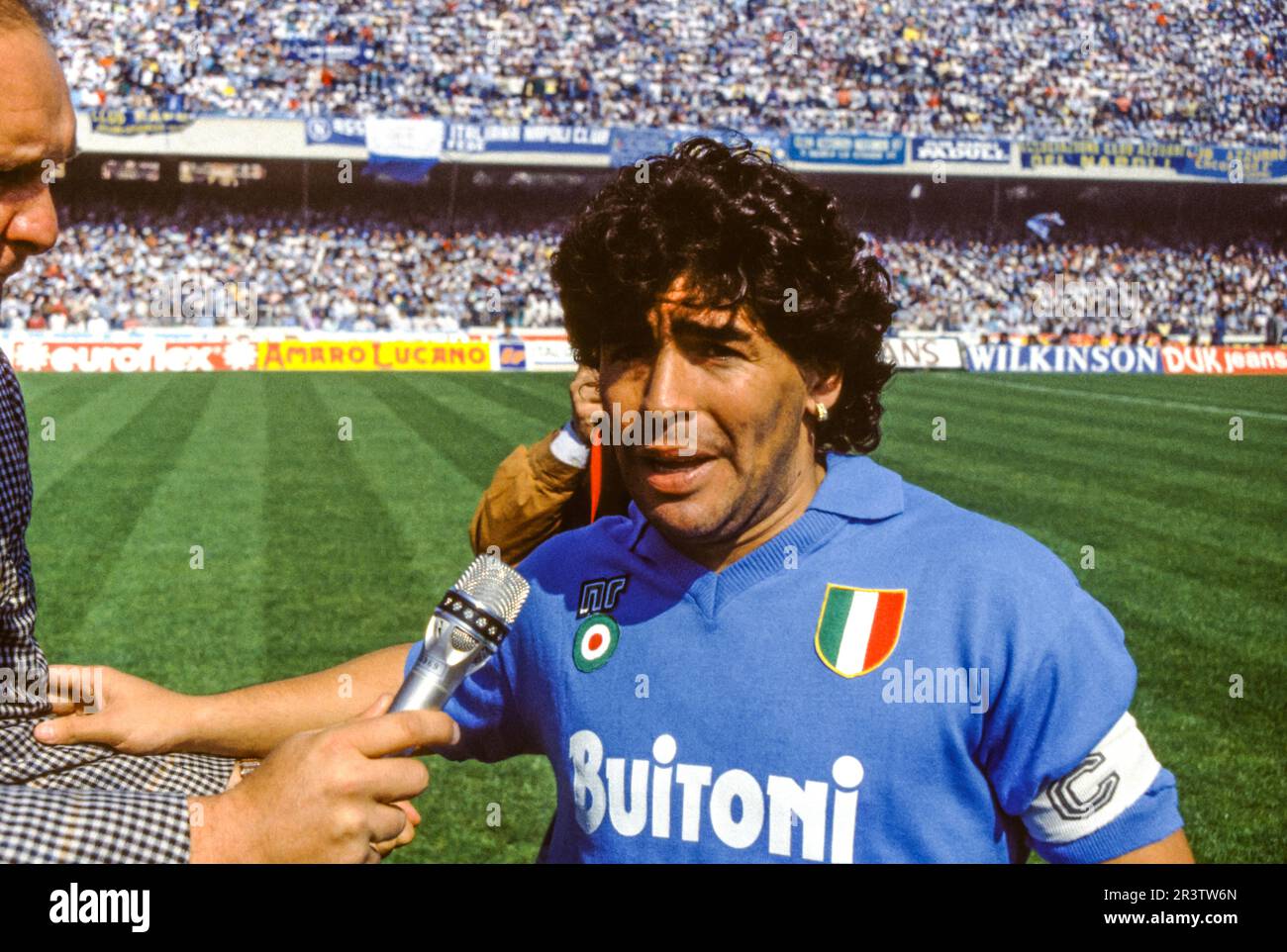 Diego Armando MARADONA (SSC Napoli) est interviewé par le journaliste sportif italien Giampiero GALEAZZI (RAI) juste en face du coup d'envoi Banque D'Images