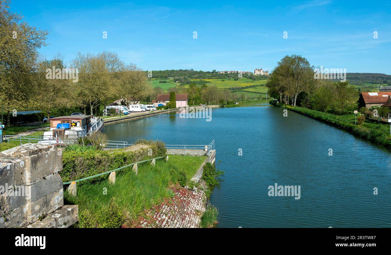 Le canal de Bourgogne et l'ancien château fortifié de Châteauneuf-en-Auxois datant du 12th siècle. Côte d'Or. Bourgogne Franche Comte. France Banque D'Images