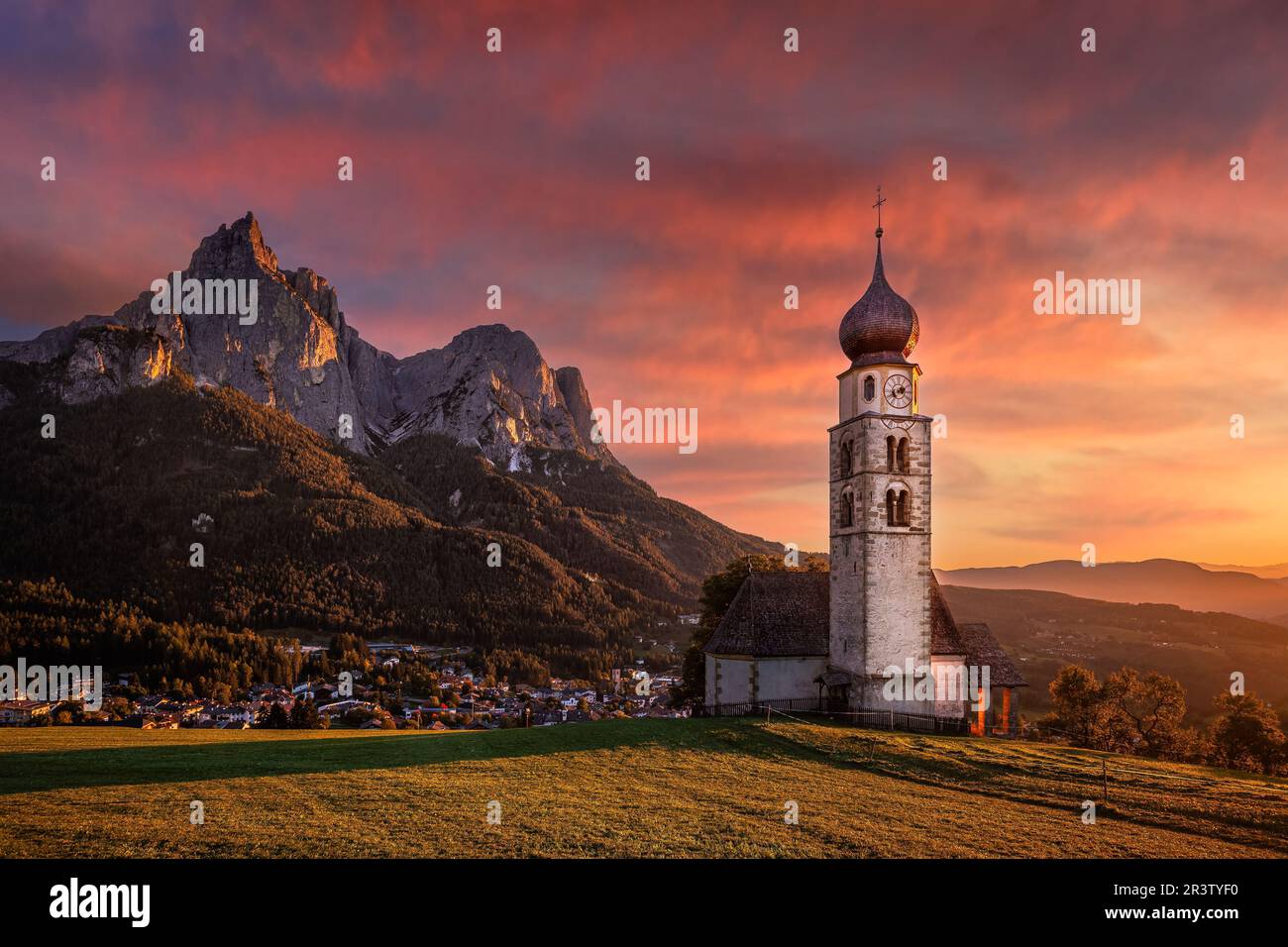 SEIS am Schlern, Italie - célèbre St. Église Valentin et célèbre Mont Sciliar avec un spectaculaire coucher de soleil d'automne coloré et un paysage de montagne idyllique Banque D'Images