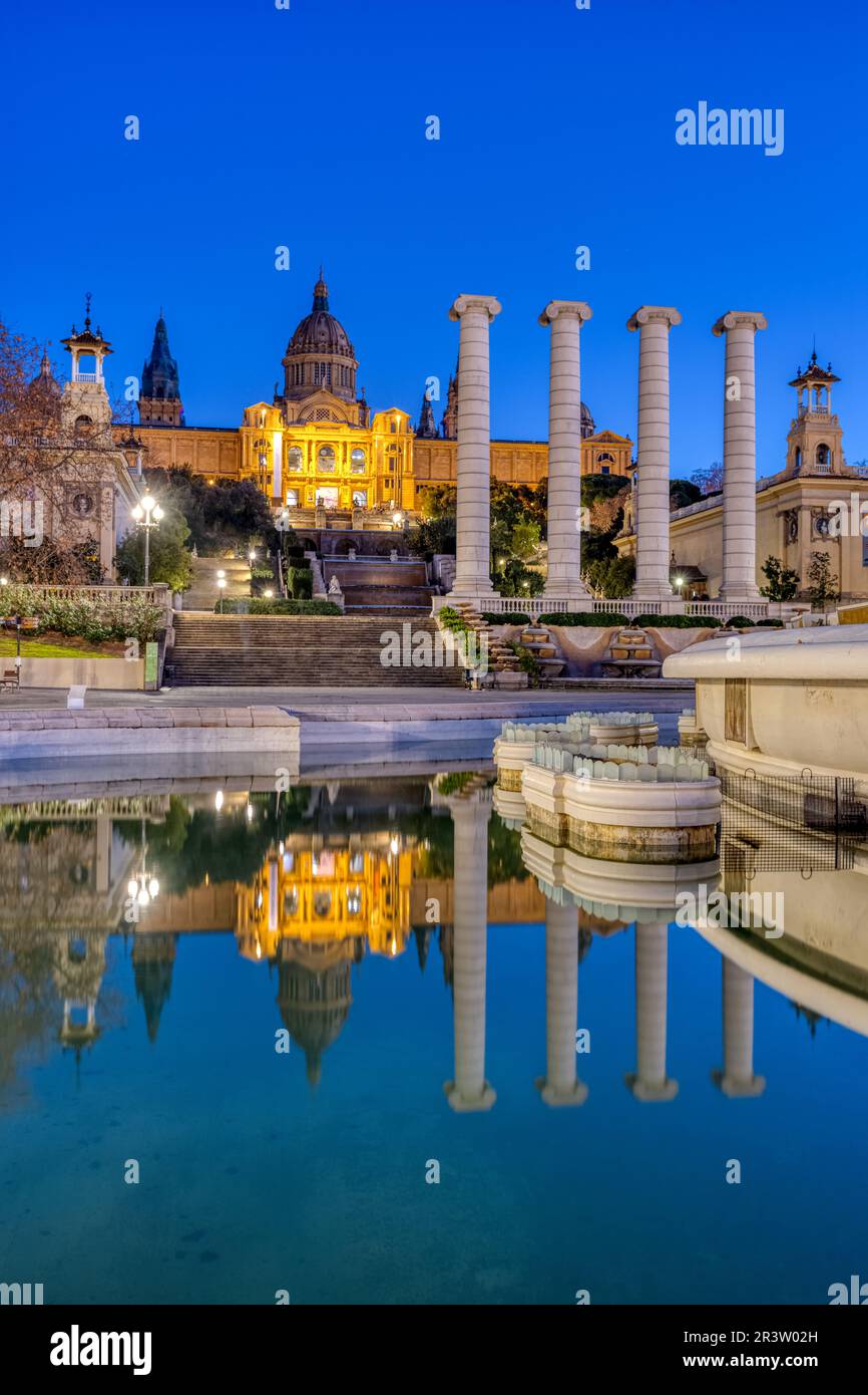 Le Palais National sur la montagne Montjuic à Barcelone au crépuscule Banque D'Images