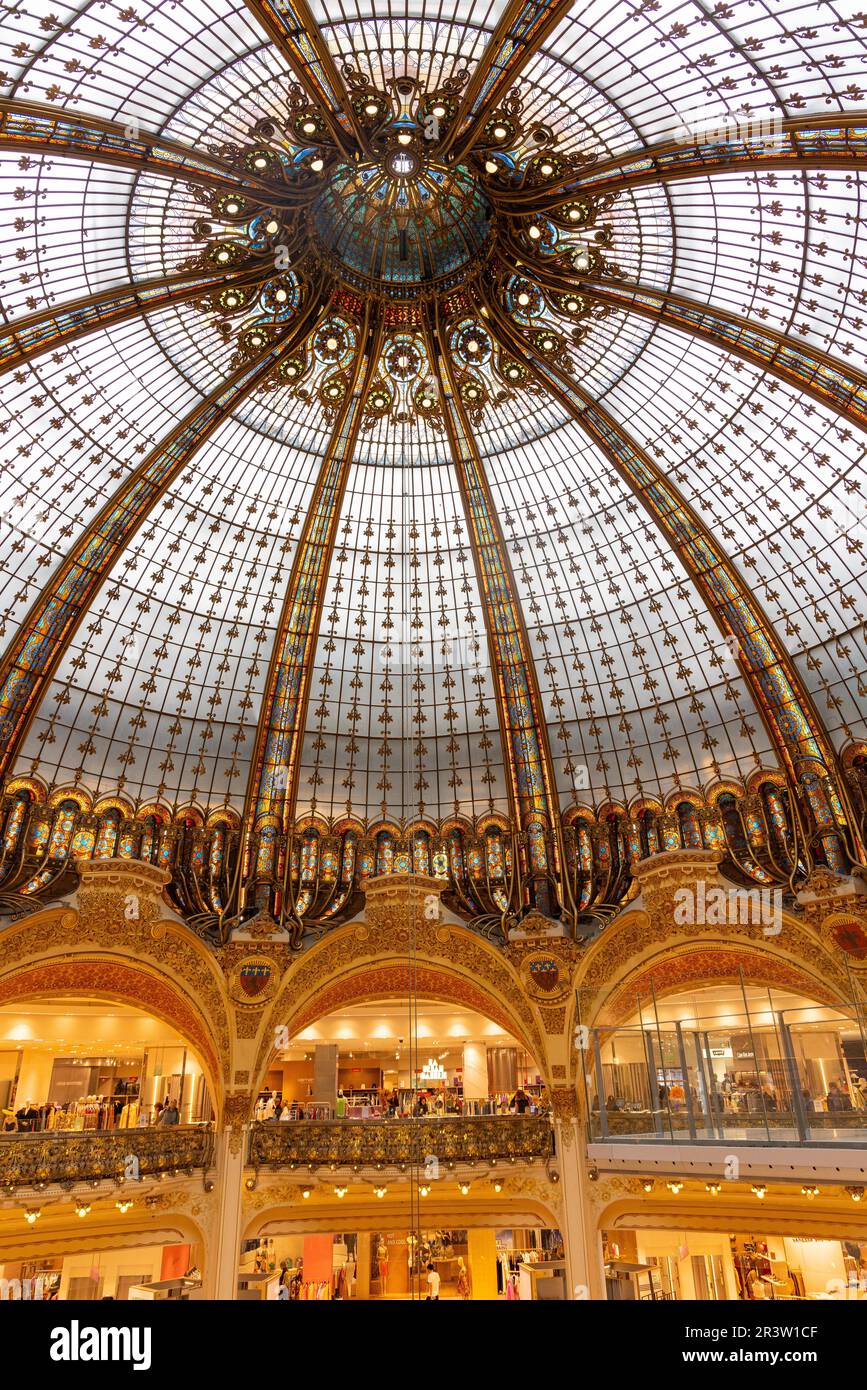 Dôme en verre dans la boutique phare des Galeries Lafayette, Paris, France Banque D'Images