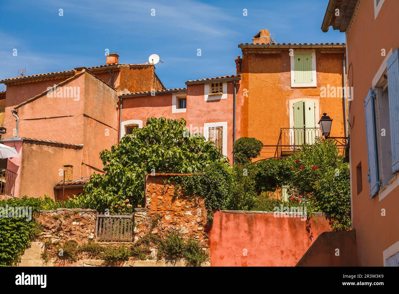 Maisons colorées à Roussillon, Vaucluse, Provence, Sud de la France Banque D'Images