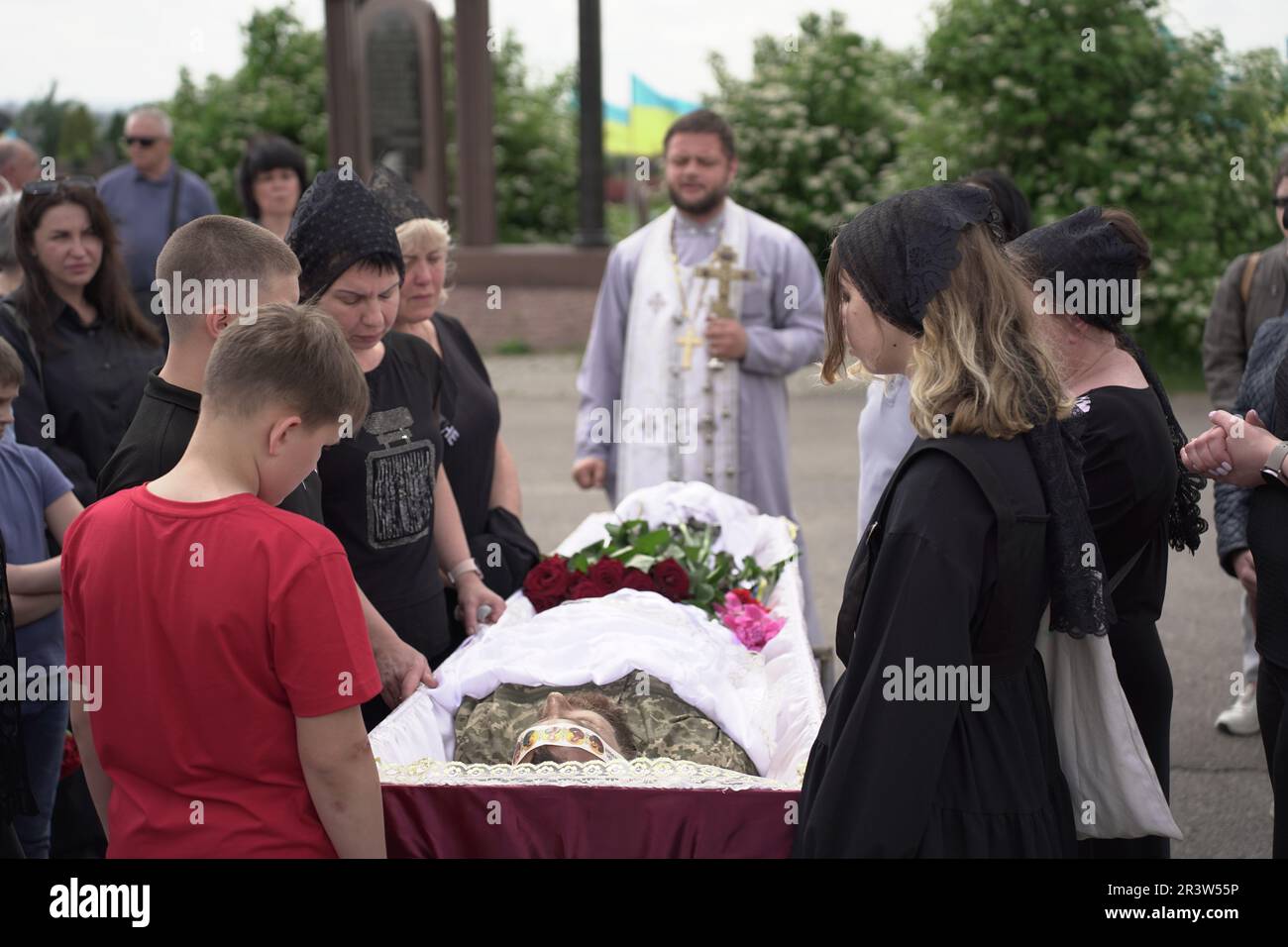 Dnipro, Ukraine. 25th mai 2023. Un enterrement militaire chrétien orthodoxe est tenu dans un cimetière Dnipro pour le militaire ukrainien Oleksandr. Le soldat a été tué trois jours plus tôt par un sniper russe, le 21st mai, à Novoselivka, oblast de Kharkiv. Crédit : Mihir Melwani/Alay Live News Banque D'Images