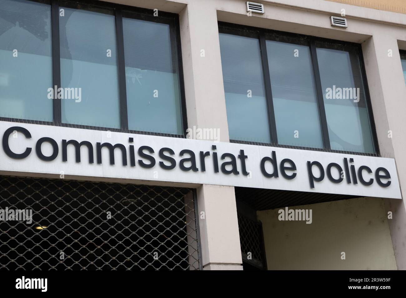 Bordeaux , Aquitaine France - 08 20 2022 : Commissariat de police texte du signe français et logo marque devant le bureau poste de police national de la ville ce Banque D'Images