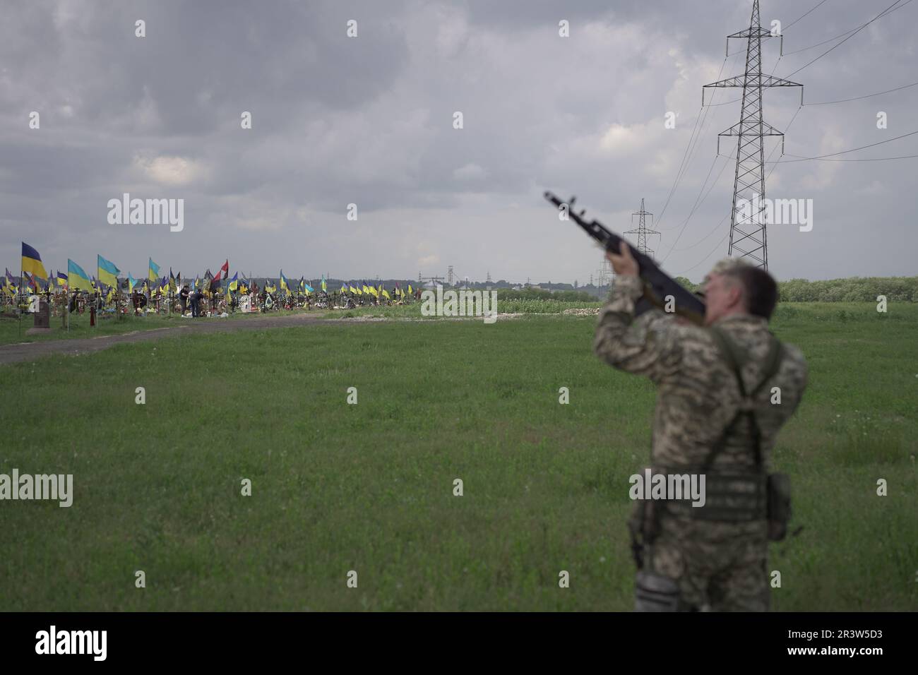 Dnipro, Ukraine. 25th mai 2023. Un enterrement militaire chrétien orthodoxe est tenu dans un cimetière Dnipro pour le militaire ukrainien Oleksandr. Le soldat a été tué trois jours plus tôt par un sniper russe, le 21st mai, à Novoselivka, oblast de Kharkiv. Crédit : Mihir Melwani/Alay Live News Banque D'Images