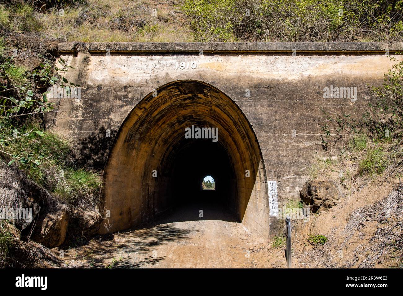 Le tunnel ferroviaire Yimbun, construit de 1909 à 1910, est un tunnel droit 100m bordé de béton à Harlin, dans la région du Somerset, dans le Queensland, en Australie. Banque D'Images