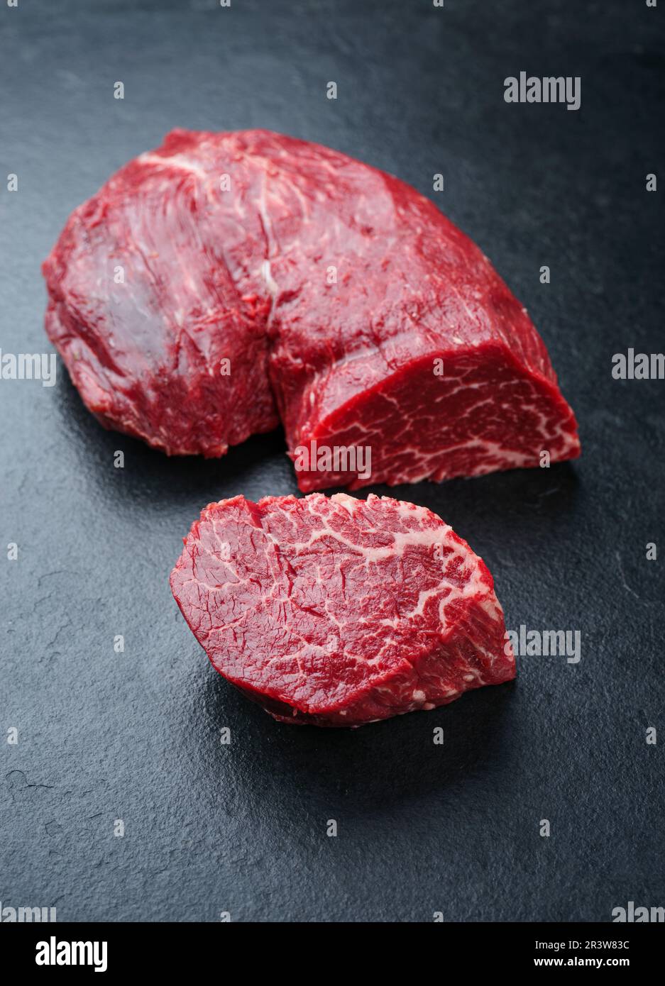 Steak de filet de bœuf italien cru de chianina offert en gros plan sur un  tableau noir rustique avec espace de copie Photo Stock - Alamy