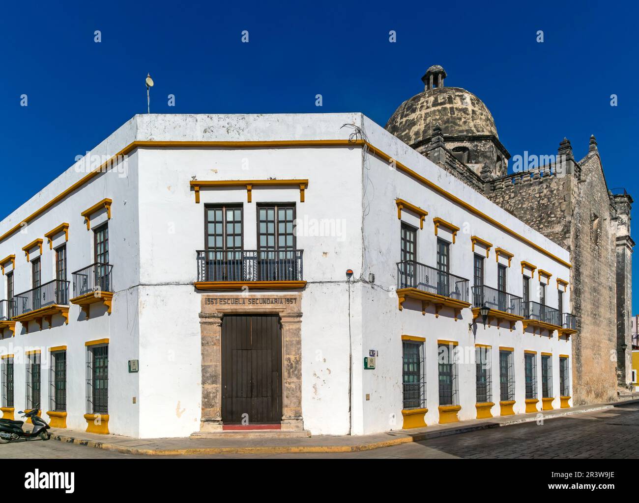 Bâtiment de l'école secondaire daté du 1957 ex-Templo de San Jose, ville de Campeche, État de Campeche, Mexique Banque D'Images