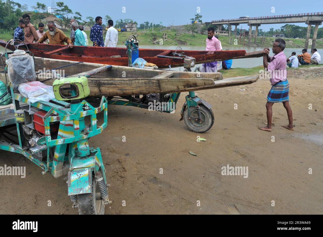 La saison de la mousson approche. Les résidents de Gowainghat upazila de Sylhet doivent voyager presque partout en bateau. Par conséquent, comme préparation préalable, un villageois achète un bateau du marché Salutikar de Nandir Gao Union de Guainghat Upazila. Chaque bateau est vendu sur ce marché pour 5000-7000 TK, selon la taille. Sylhet, Bangladesh. Banque D'Images