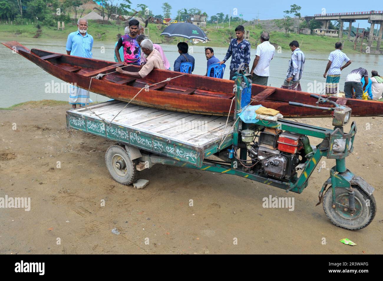 La saison de la mousson approche. Les résidents de Gowainghat upazila de Sylhet doivent voyager presque partout en bateau. Par conséquent, comme préparation préalable, un villageois achète un bateau du marché Salutikar de Nandir Gao Union de Guainghat Upazila. Chaque bateau est vendu sur ce marché pour 5000-7000 TK, selon la taille. Sylhet, Bangladesh. Banque D'Images