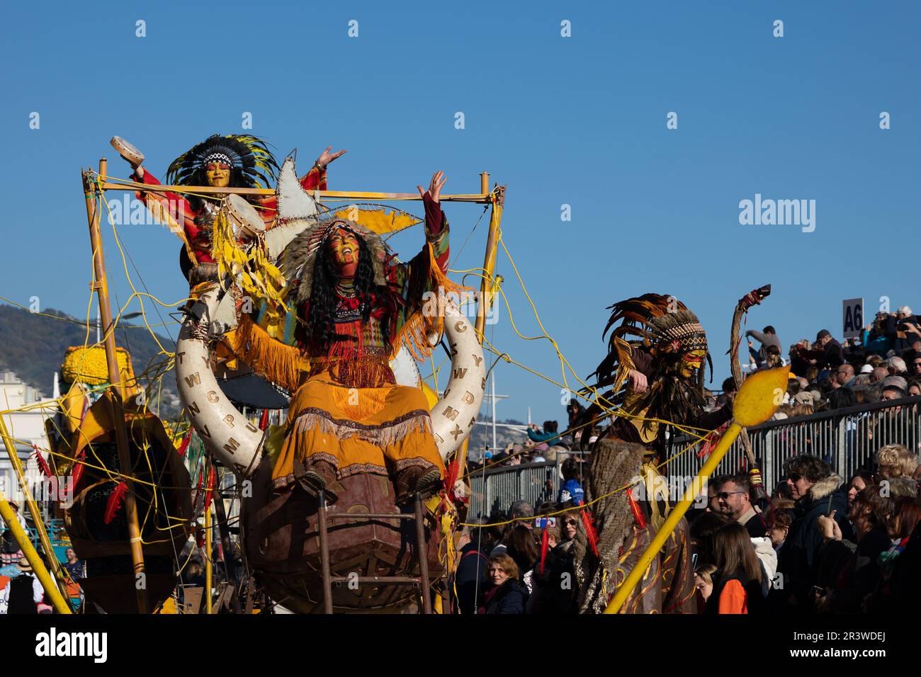 Menton, France-12 février 2023: Groupe de femmes vêtues de costumes de carnaval colorés Red indian Banque D'Images