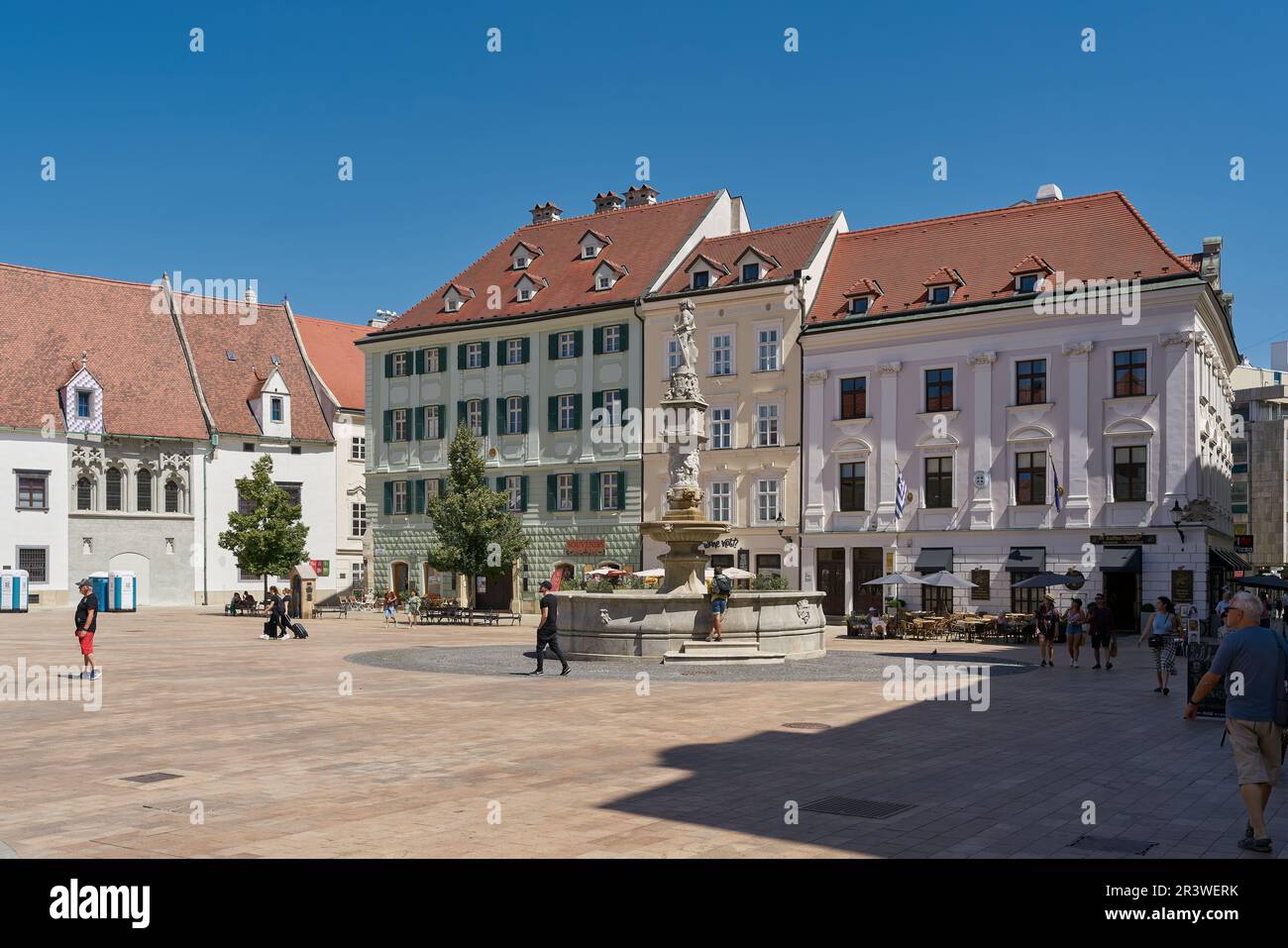 Vieille ville historique de Bratislava, la capitale de la Slovaquie, populaire auprès des touristes Banque D'Images
