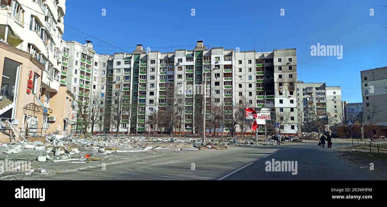 Destruction d'un bâtiment à plusieurs étages après avoir été frappé par des obus d'artillerie. Rue avec détruit haute- Banque D'Images