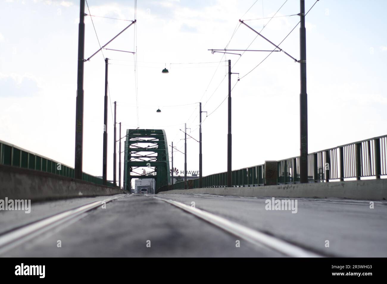 Vieux pont de tram sur la rivière Sava dans le village de front de mer Belgrade Banque D'Images