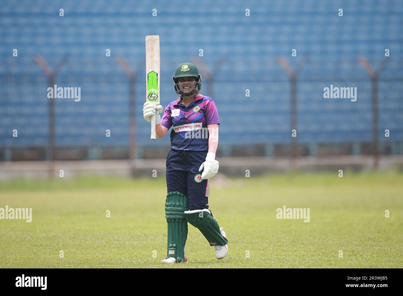 Rupali Bank Krira Parishad capitaine Nigar Sultana Joty qui a obtenu 100 des 76 célébrations de balle contre le Gulshan Youth Club dans la Dhaka Premier Division W Banque D'Images