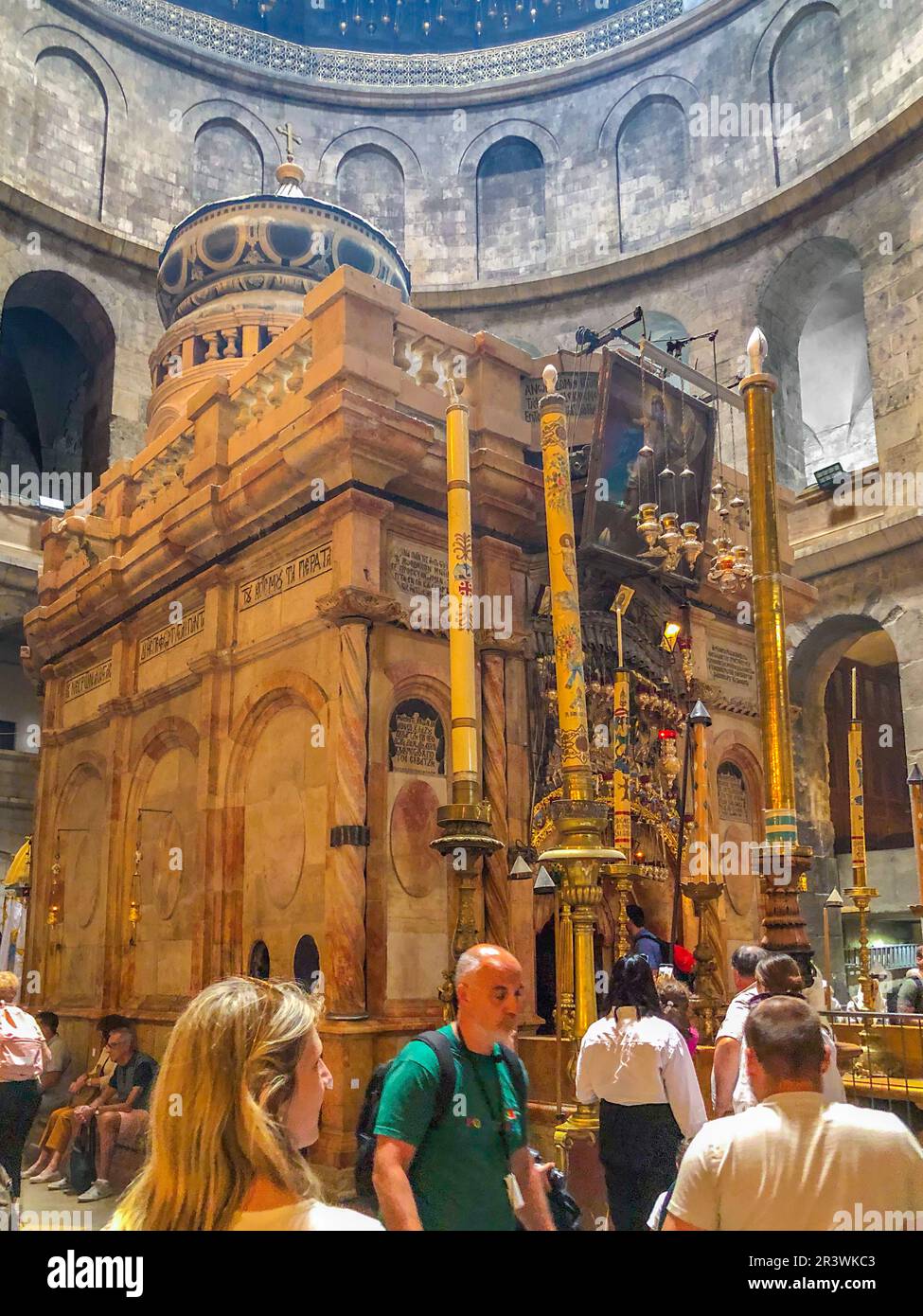 Jérusalem, Israël - 19 mai 2023 : les visiteurs visitent l'Église du Saint-Sépulcre pendant la semaine Sainte dans la vieille ville de Jérusalem. Banque D'Images