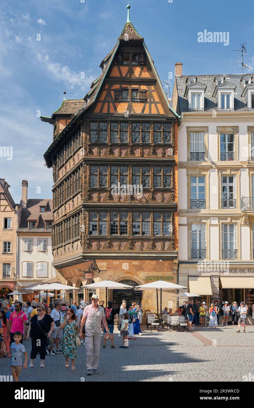 Maison historique à colombages et touristes du monde entier à Strasbourg en France Banque D'Images