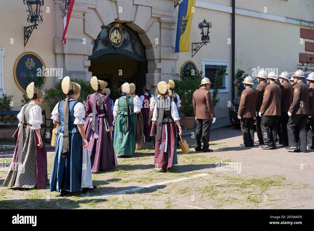 Le groupe de costumes traditionnels Duernstein pendant une procession Banque D'Images