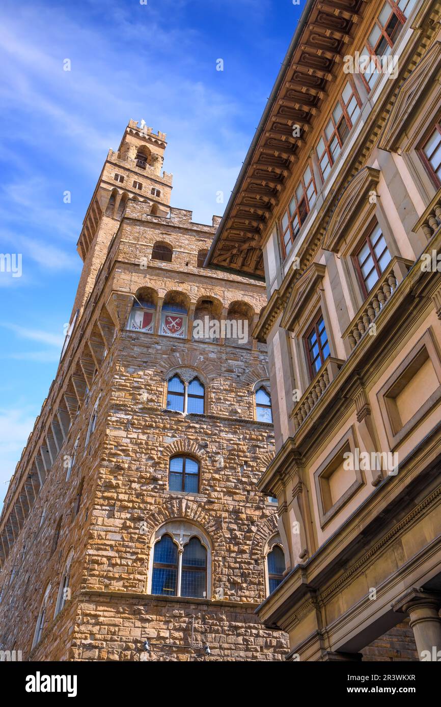 Vue urbaine du centre historique de Florence, Italie : le Palazzo Vecchio avec la Tour d'Arnolfo depuis la cour de la Galerie des Offices. Banque D'Images