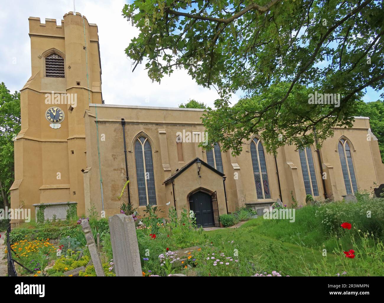 St Mary’s Church, l’église paroissiale historique de Walthamstow, Londres, située dans son cimetière et ses jardins en été Banque D'Images
