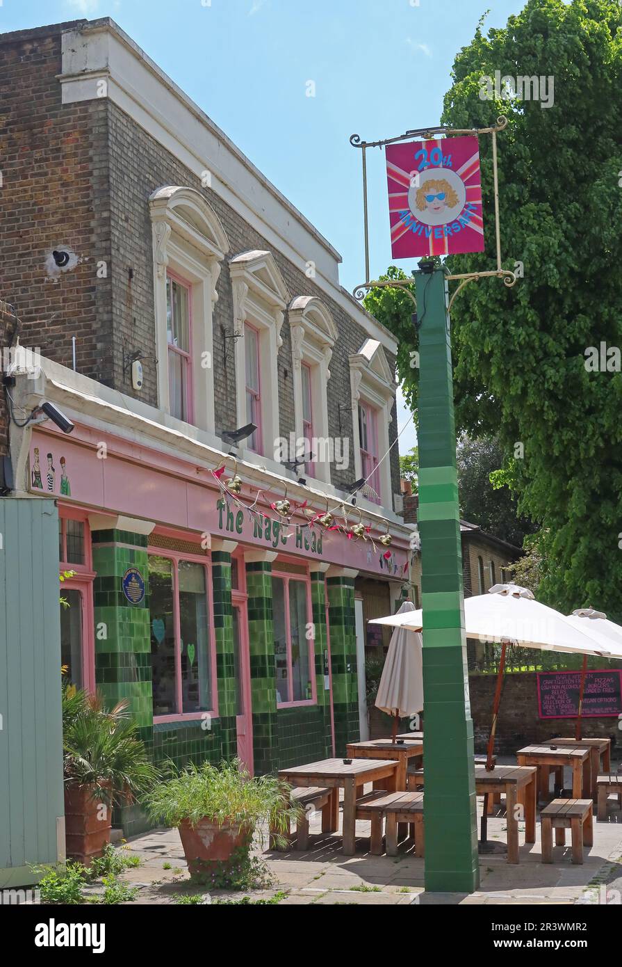 Extérieur de la maison publique Nags Head sur Orford Road, Walthamstow, Londres, E17 9LP avec places en plein air sous le soleil d'été Banque D'Images