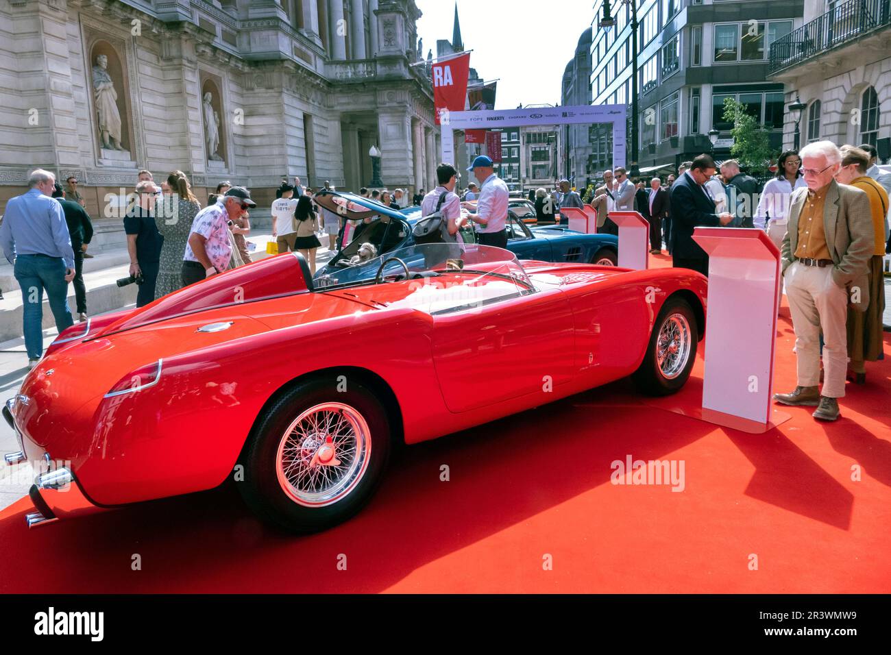 1957 Ferrari 250GT Spyder Competizione au Concours sur Savile Row 2023. Les voitures classiques se trouvent dans la célèbre rue pour être tailleur à Londres au Royaume-Uni Banque D'Images